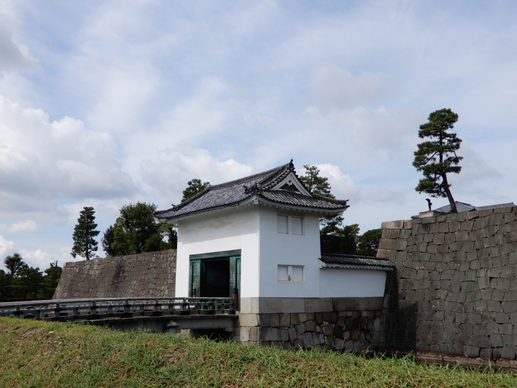 二条城の本丸櫓門
